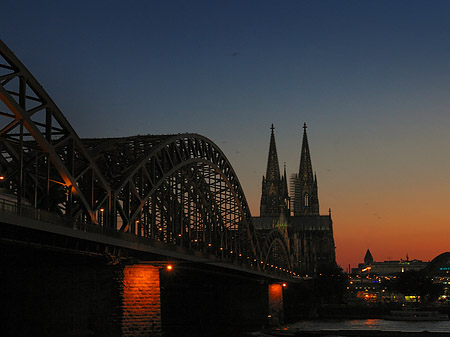 Kölner Dom hinter der Hohenzollernbrücke Foto 