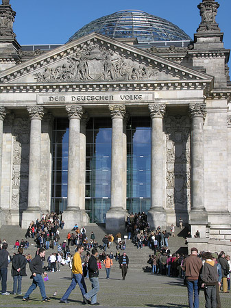 Touristen am Reichstag Fotos