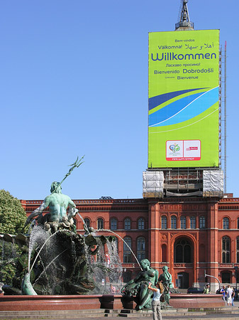 Foto Rotes Rathaus und Neptunbrunnen - Berlin