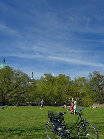 Fahrrad im Gras Fotos