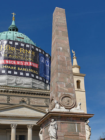 Obelisk an der Nikolaikirche Fotos
