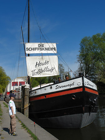 Schiff mit Ufer Fotos