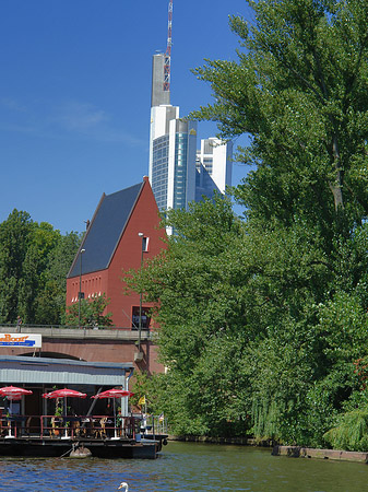 Fotos Neuer Portikus mit Bäumen | Frankfurt am Main