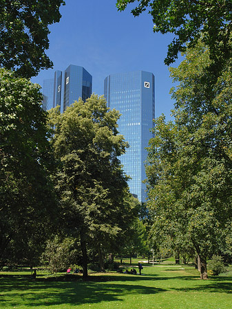 Fotos Deutsche Bank mit Wiese