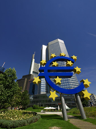 Foto Eurozeichen mit Eurotower