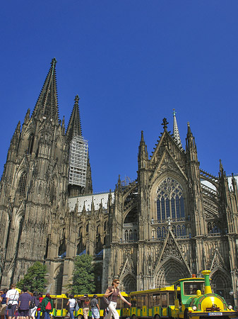 Bimmelbahn fährt zum Kölner Dom
