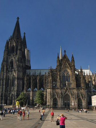 Touristen tummeln sich vor Kölner Dom