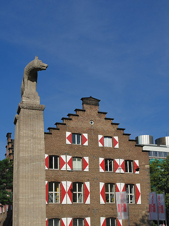 Wolfsstatue und Stadtmuseum Fotos