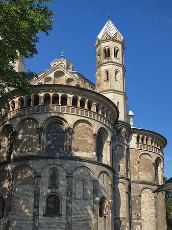 Seitentürme und Westturm der St Aposteln Fotos