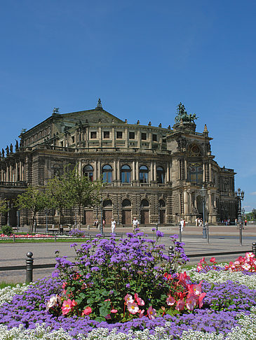 Foto Semperoper mit Blumen