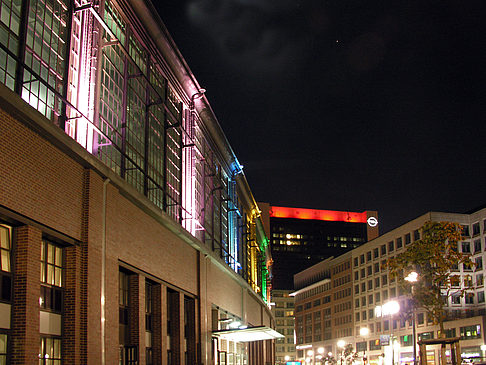 Foto Bahnhof Friedrichstraße bei Nacht - Berlin