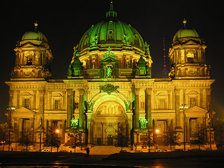 Foto Berliner Dom bei Nacht