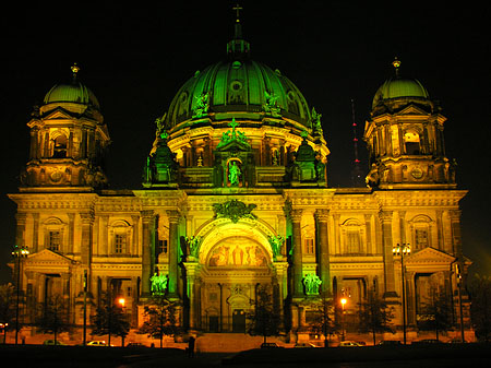 Foto Berliner Dom bei Nacht