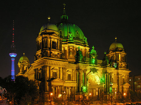 Berliner Dom bei Nacht Foto 