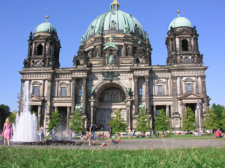 Berliner Dom mit Lustgarten Fotos