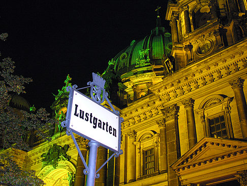 Lustgarten bei Nacht Foto 