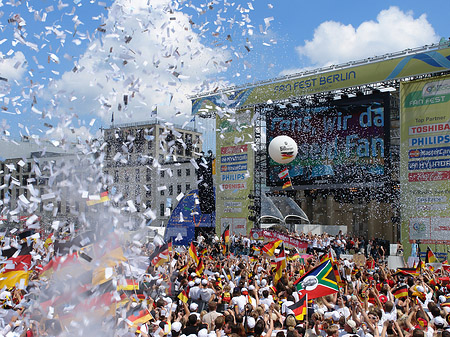 Fotos Konfetti Parade - Nationalmannschaft | Berlin