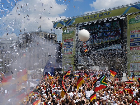 Foto Konfetti Parade - Nationalmannschaft - Berlin