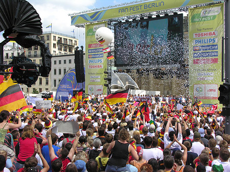 Konfetti Parade - Nationalmannschaft Fotos