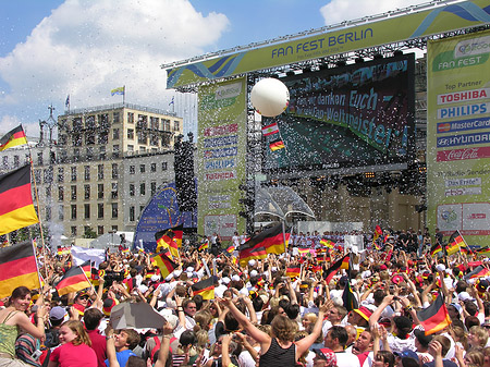 Fotos Konfetti Parade - Nationalmannschaft | Berlin