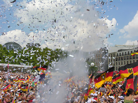 Konfetti Parade - Nationalmannschaft Foto 