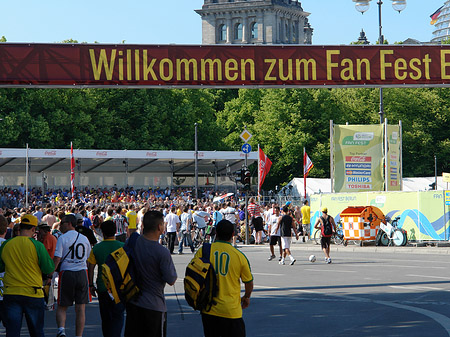 Willkommen zum Fanfest in Berlin Foto 