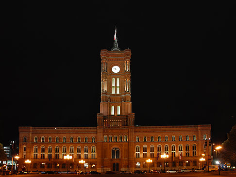 Rotes Rathaus am Abend Foto 