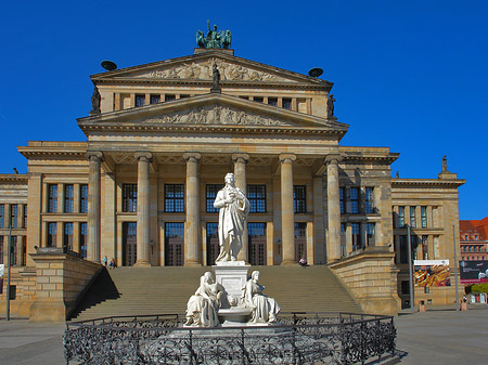 Schillerdenkmal mit Konzerthaus Foto 