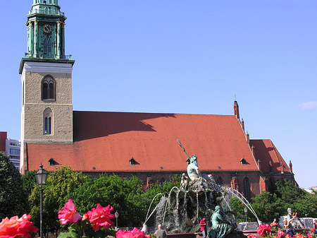Foto Neptunbrunnen mit Marienkirche