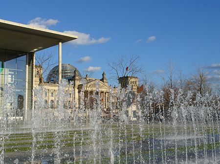 Foto Paul-Löbe-Bau und Reichstag