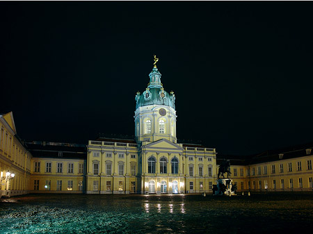 Platz vor dem Schloss Charlottenburg Fotos