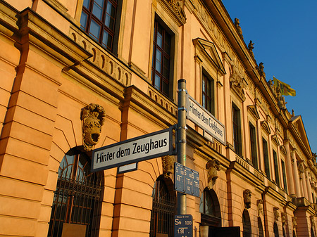 Hinter dem Zeughaus