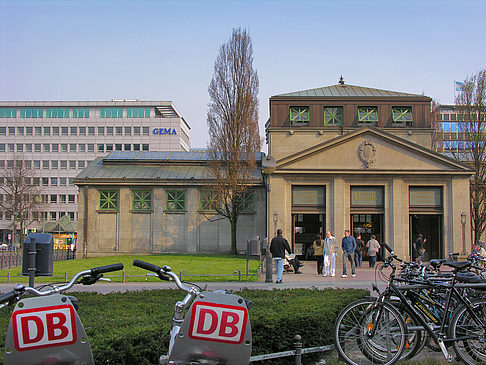 Fahrräder am Bahnhof Foto 