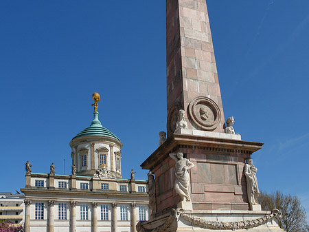 Rathaus und Obelisk Foto 