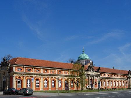 Filmmuseum mit Straße