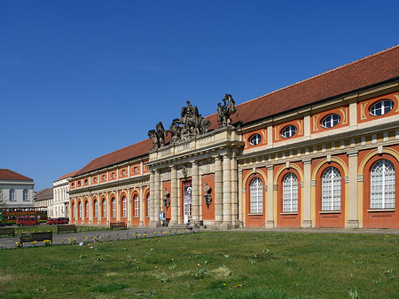 Filmmuseum mit Wiese