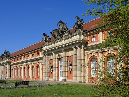 Foto Filmmuseum mit Wiese