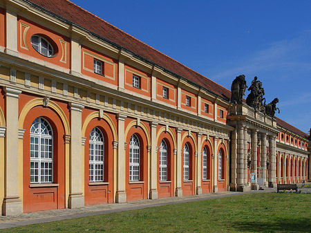 Filmmuseum mit Wiese Foto 