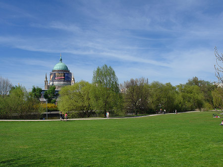 Foto Liegewiese vor Nikolaikirche