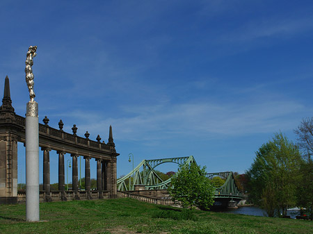 Säulen an der Glienicker Brücke