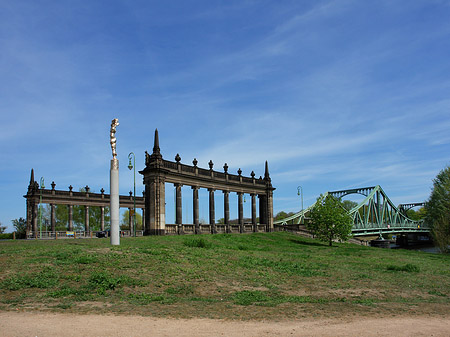 Säulen an der Glienicker Brücke Foto 