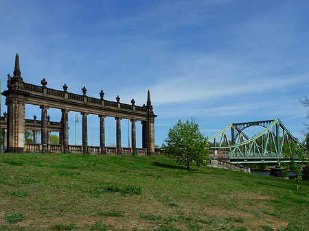 Säulen an der Glienicker Brücke