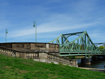 Foto Brücke mit Ufer