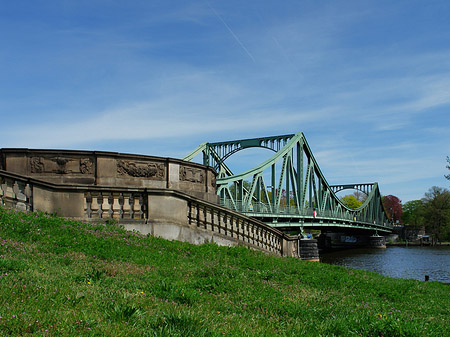 Brücke mit Ufer Fotos