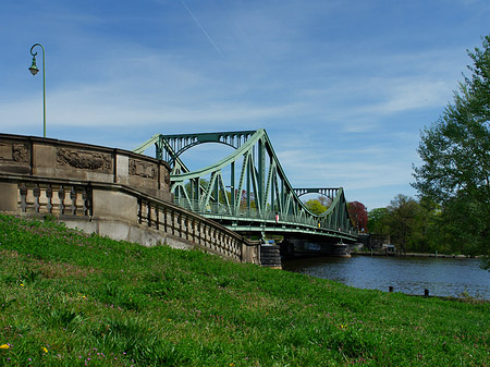 Brücke mit Ufer Fotos