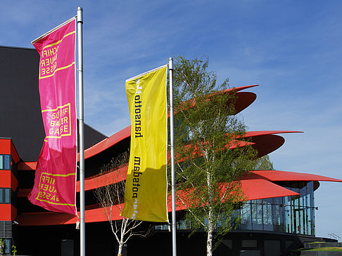 Fahnen am Theater Foto 