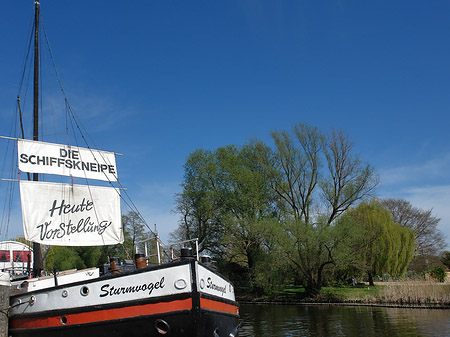 Schiff mit Ufer Foto 