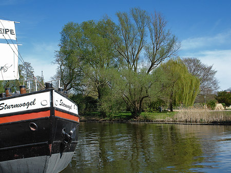 Foto Schiff mit Ufer