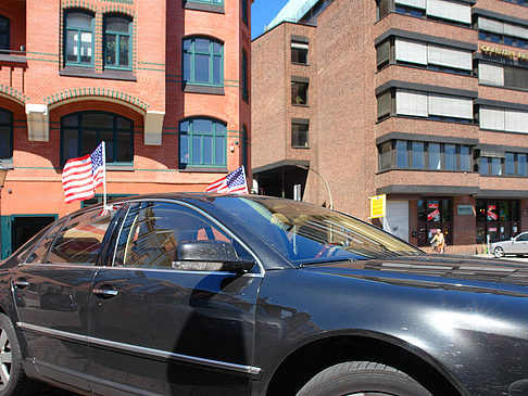 Foto Autos mit Flaggen