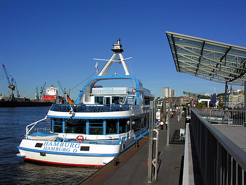 Landungsbrücken und Schiffe Fotos